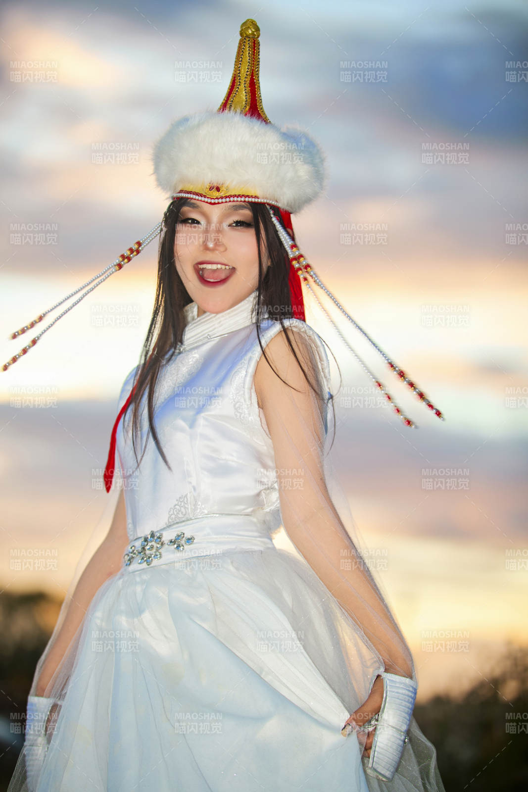 穿着蒙古族达尔罕部落传统服饰的蒙族姑娘图片