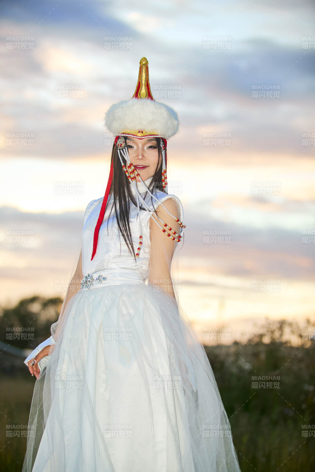 穿着蒙古族达尔罕部落传统服饰的蒙族姑娘图片