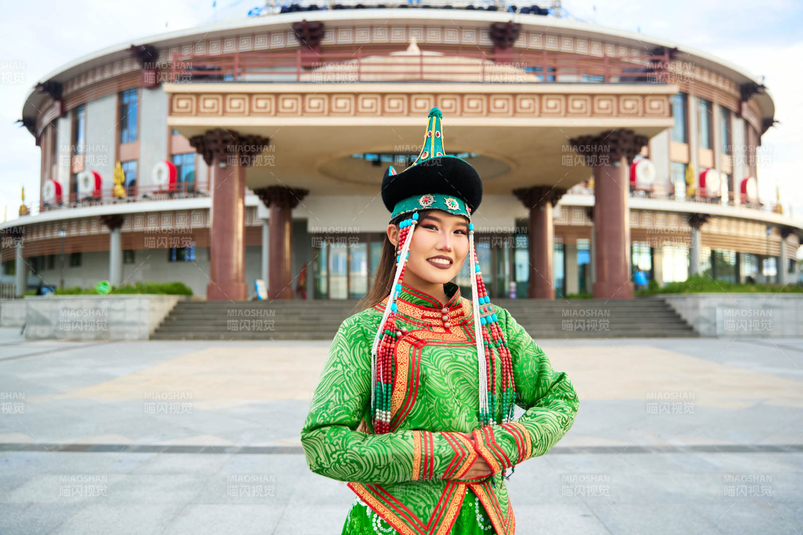 身穿蒙古族巴尔虎部落传统服饰的蒙族姑娘图片