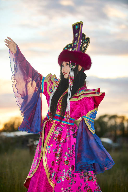 身穿蒙古族不里亚特部落传统服饰的蒙族姑娘图片