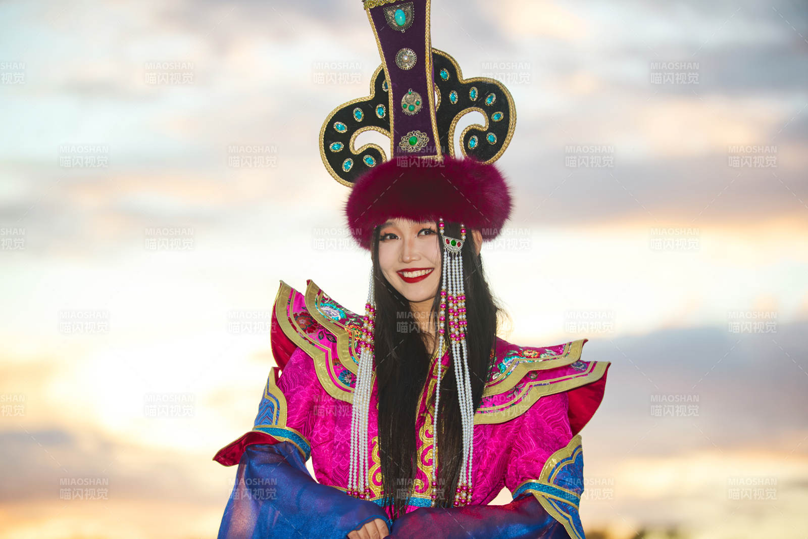 身穿蒙古族不里亚特部落传统服饰的蒙族姑娘图片