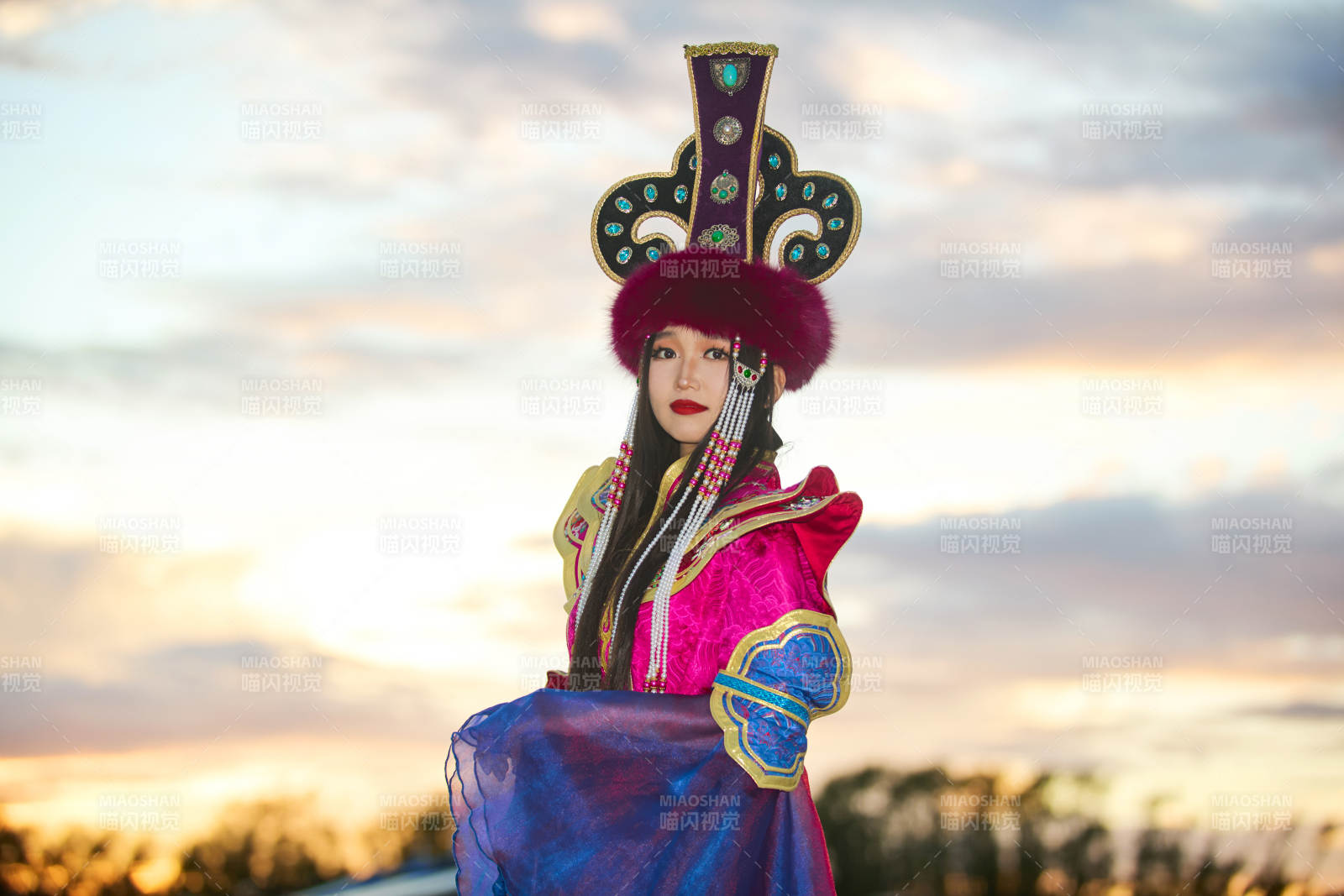 身穿蒙古族不里亚特部落传统服饰的蒙族姑娘图片