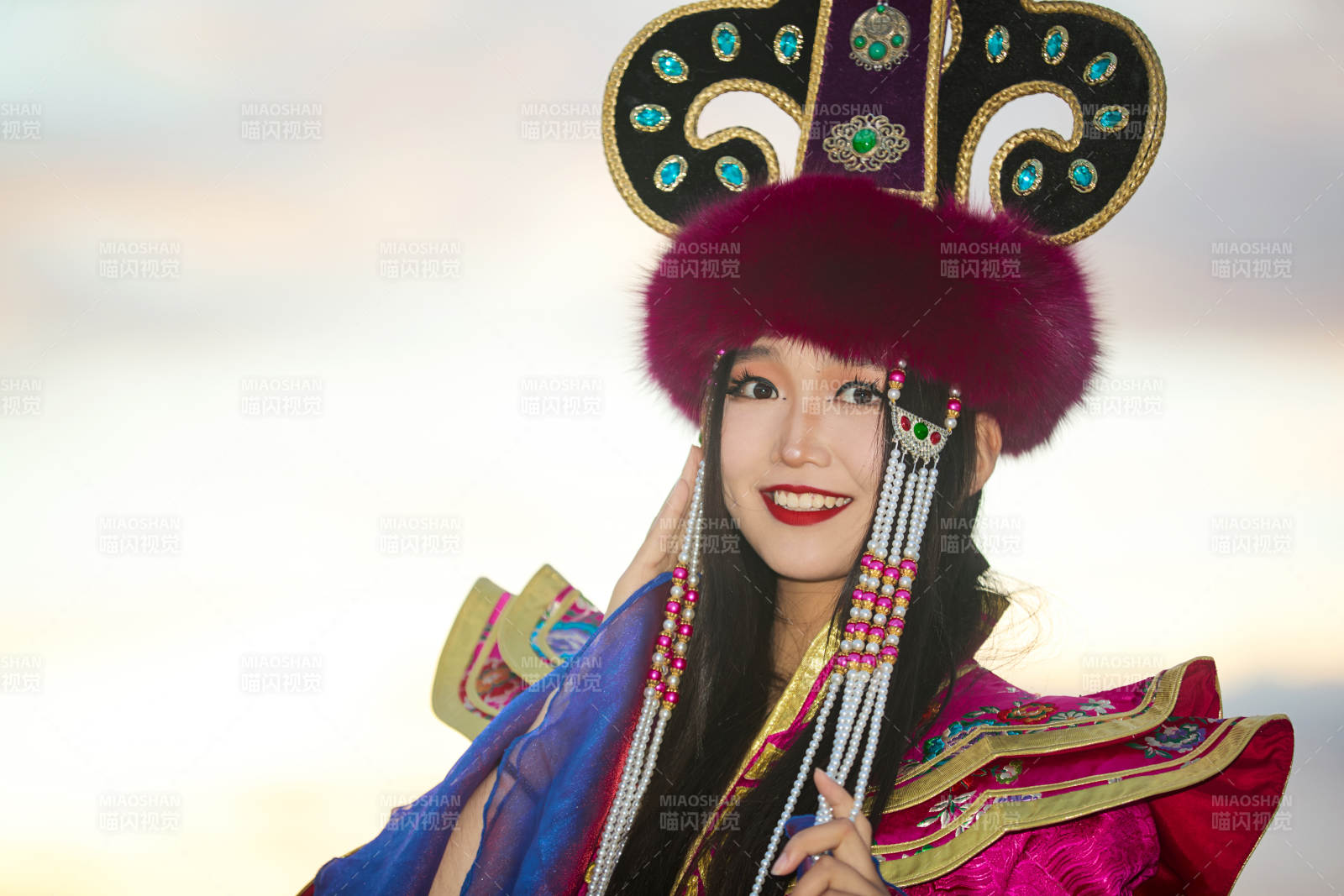 身穿蒙古族不里亚特部落传统服饰的蒙族姑娘图片