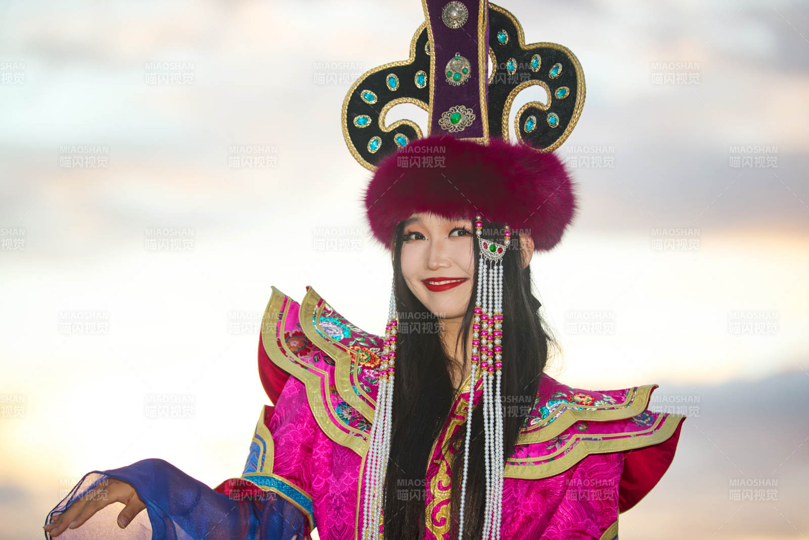 身穿蒙古族不里亚特部落传统服饰的蒙族姑娘图片