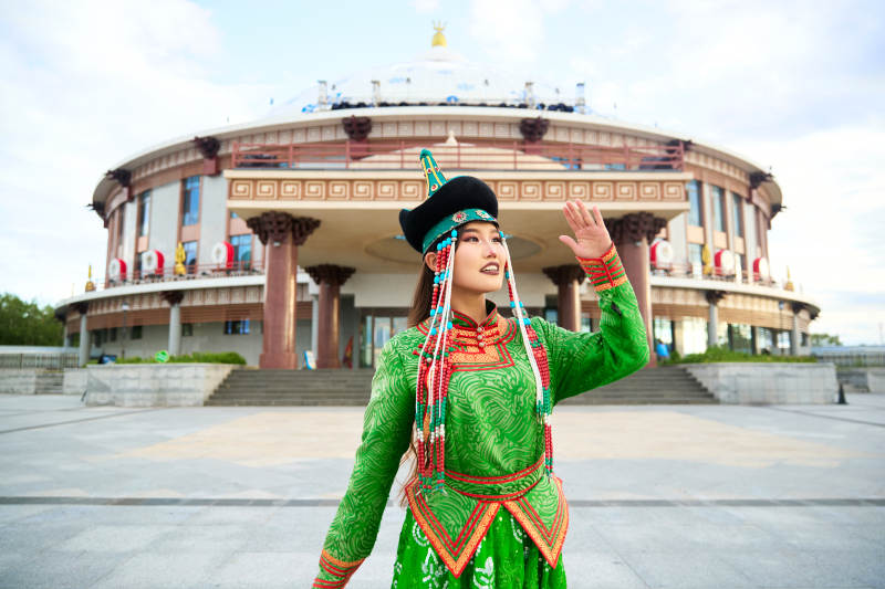 身穿蒙古族巴尔虎部落传统服饰的蒙族姑娘图片