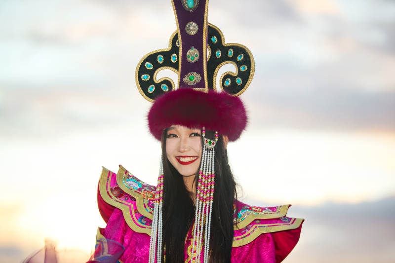 身穿蒙古族不里亚特部落传统服饰的蒙族姑娘图片