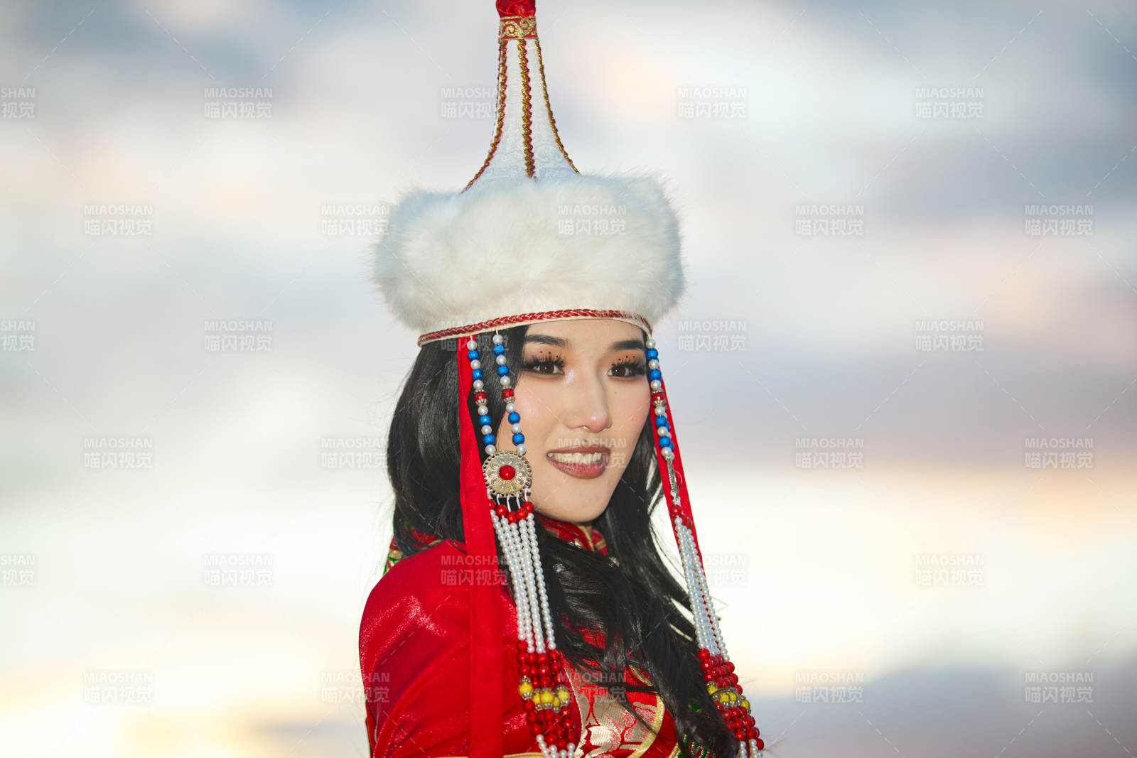 身穿蒙古族部落华丽传统服饰的蒙族姑娘图片