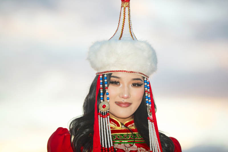 身穿蒙古族部落华丽传统服饰的蒙族姑娘图片