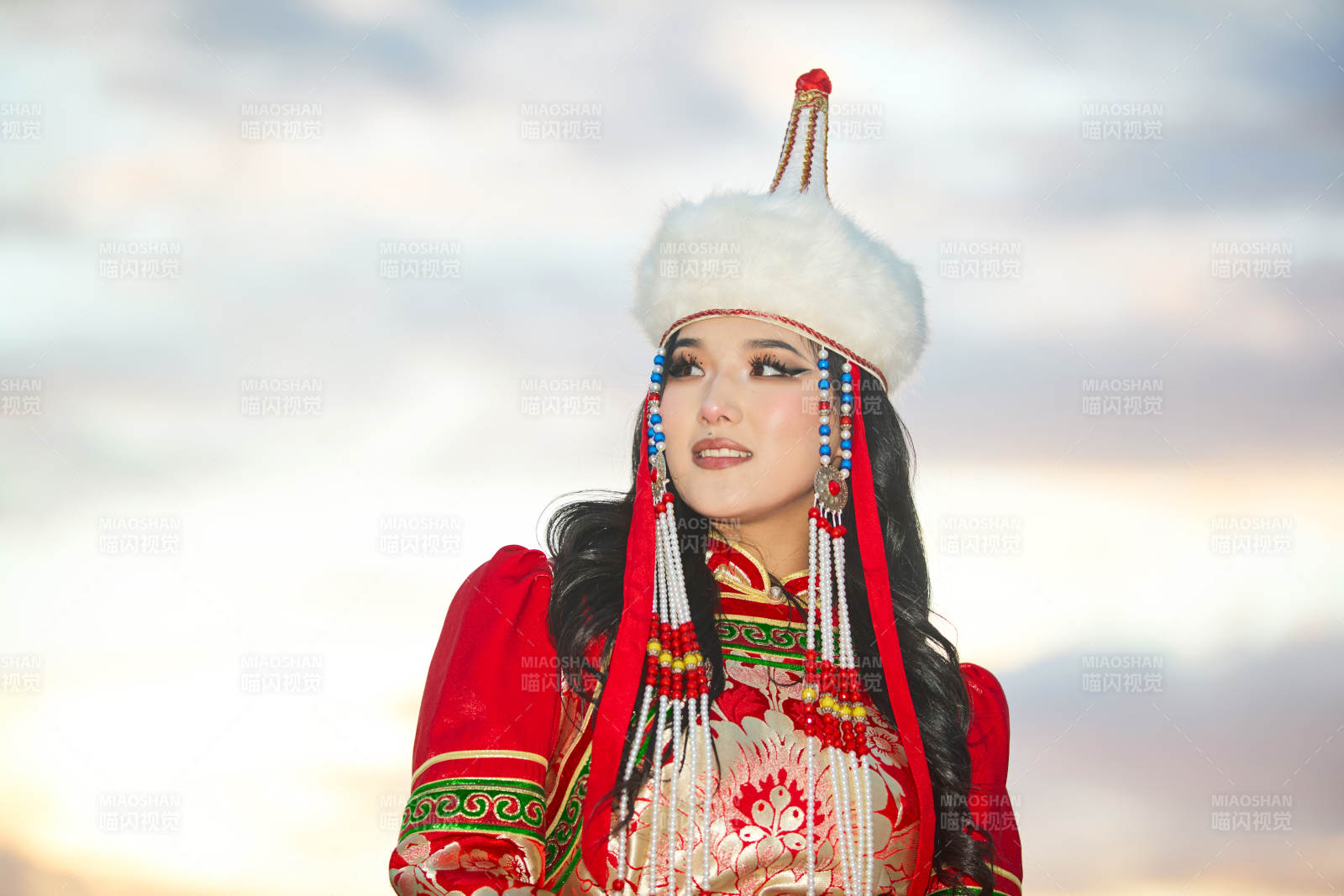 身穿蒙古族部落华丽传统服饰的蒙族姑娘图片