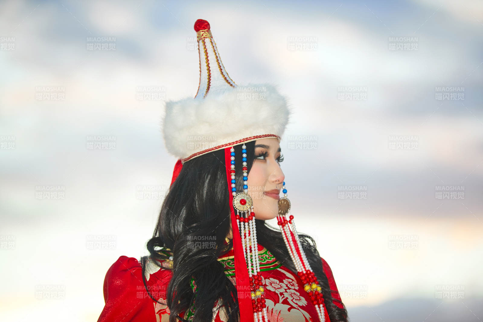 身穿蒙古族部落华丽传统服饰的蒙族姑娘图片