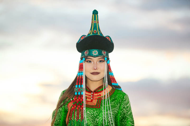 身穿蒙古族部落华丽传统服饰的蒙族姑娘图片