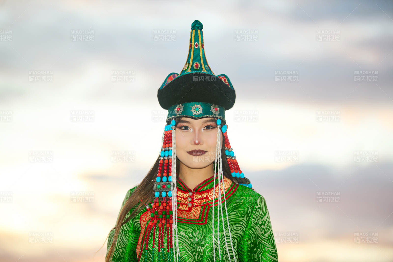 身穿蒙古族部落华丽传统服饰的蒙族姑娘图片