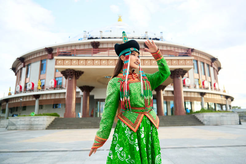 身穿蒙古族巴尔虎部落传统服饰的蒙族姑娘图片