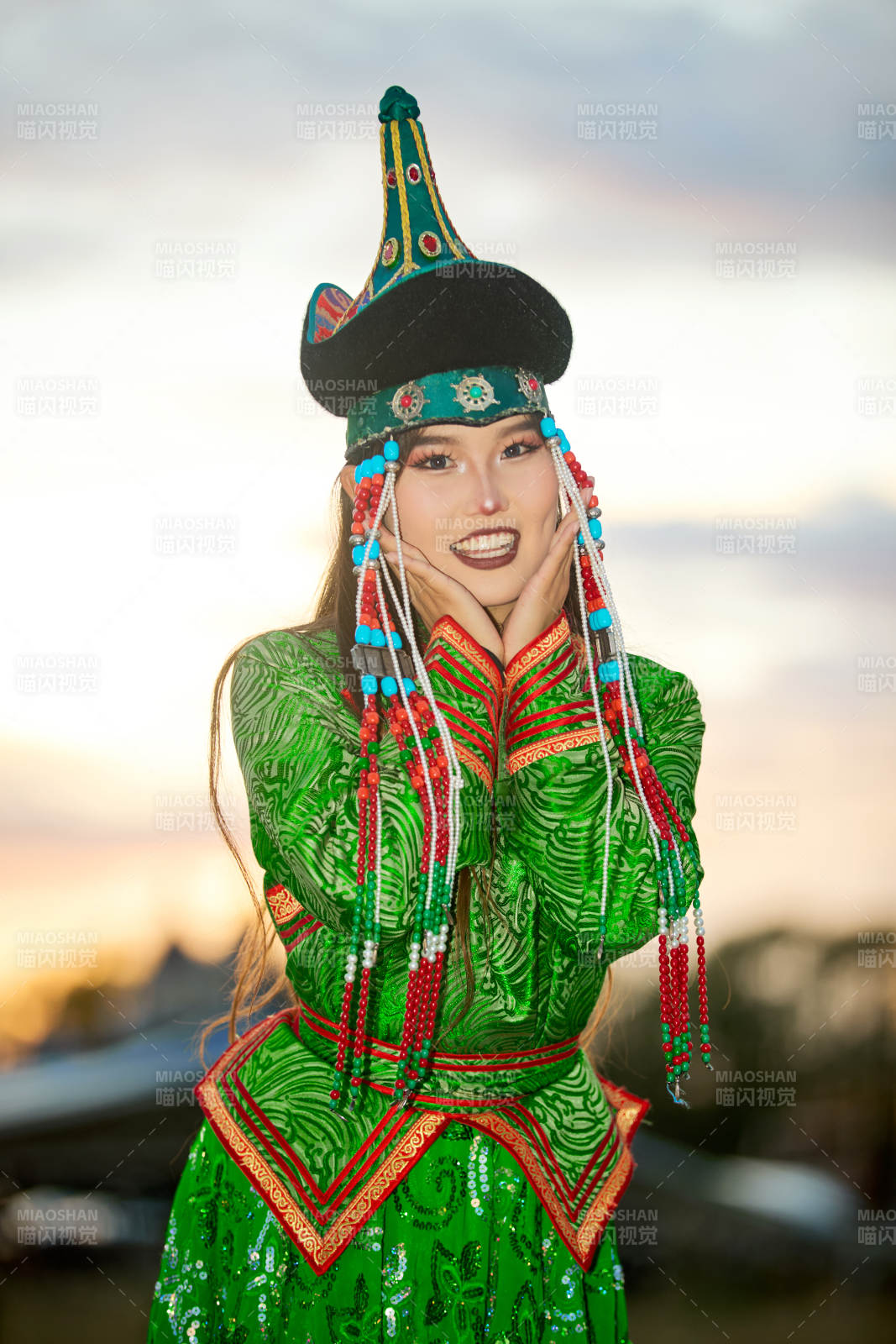 身穿蒙古族部落华丽传统服饰的蒙族姑娘图片