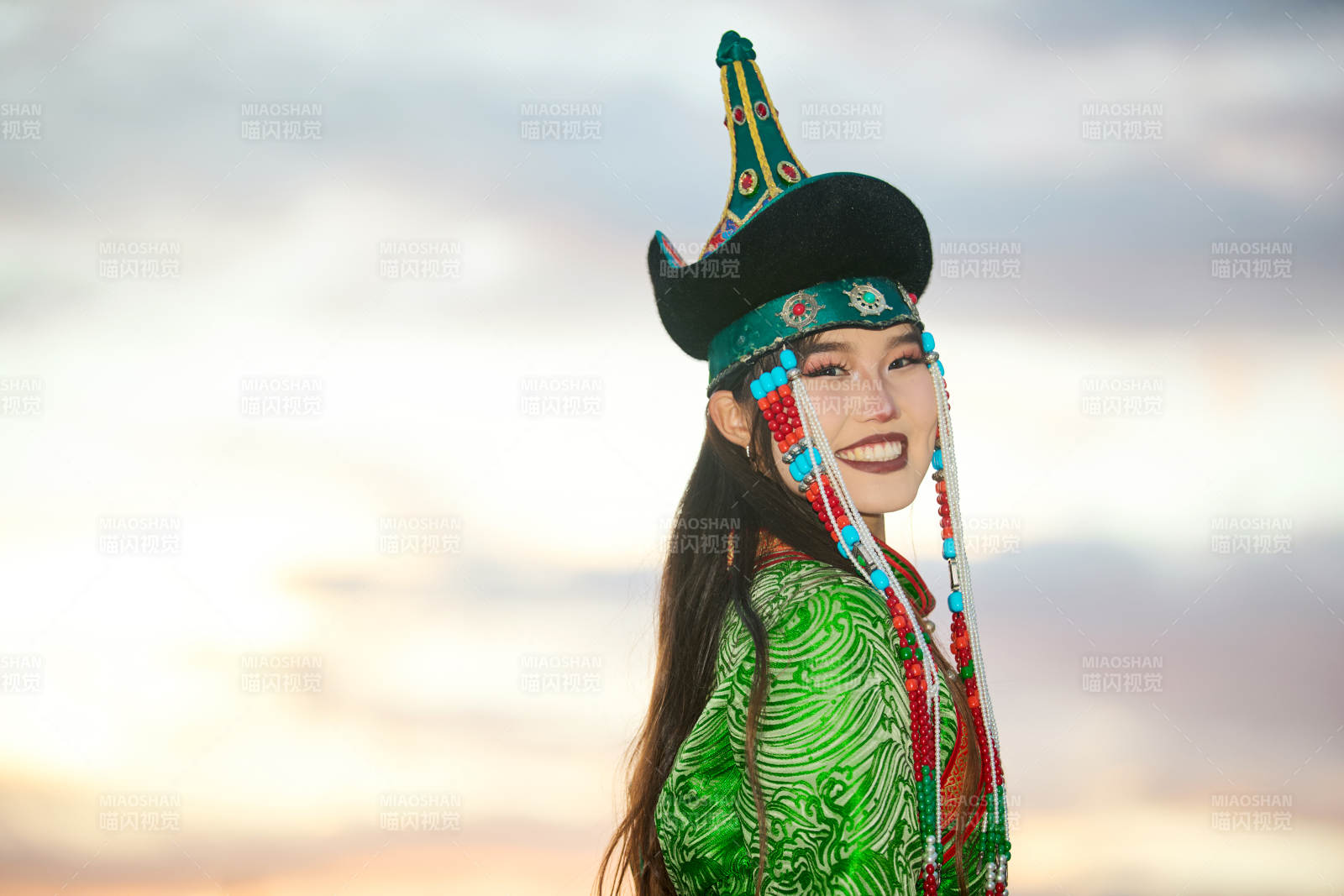 身穿蒙古族部落华丽传统服饰的蒙族姑娘图片