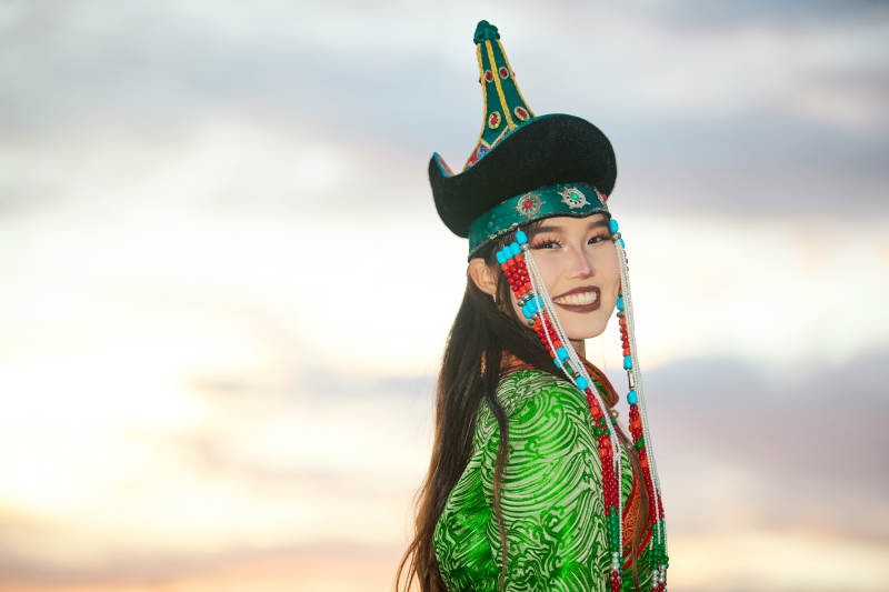 身穿蒙古族部落华丽传统服饰的蒙族姑娘图片