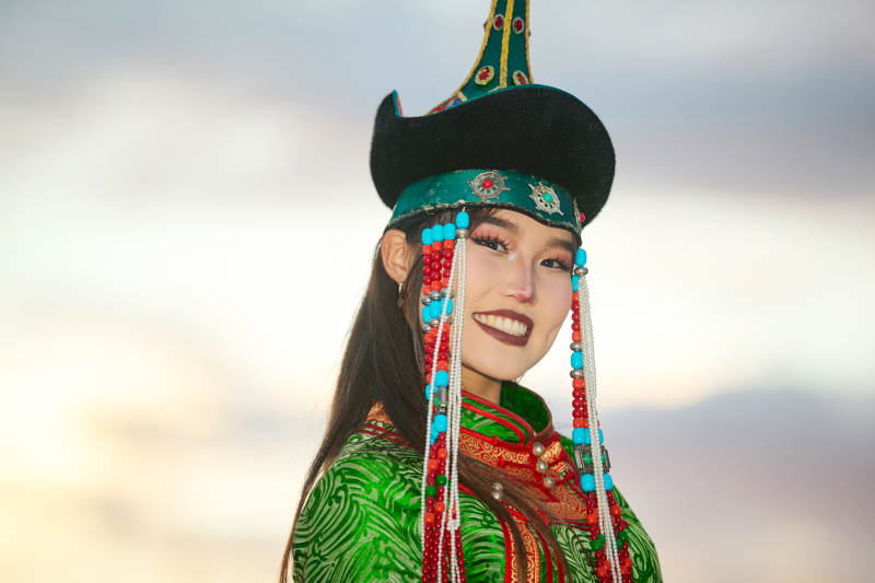 身穿蒙古族部落华丽传统服饰的蒙族姑娘图片