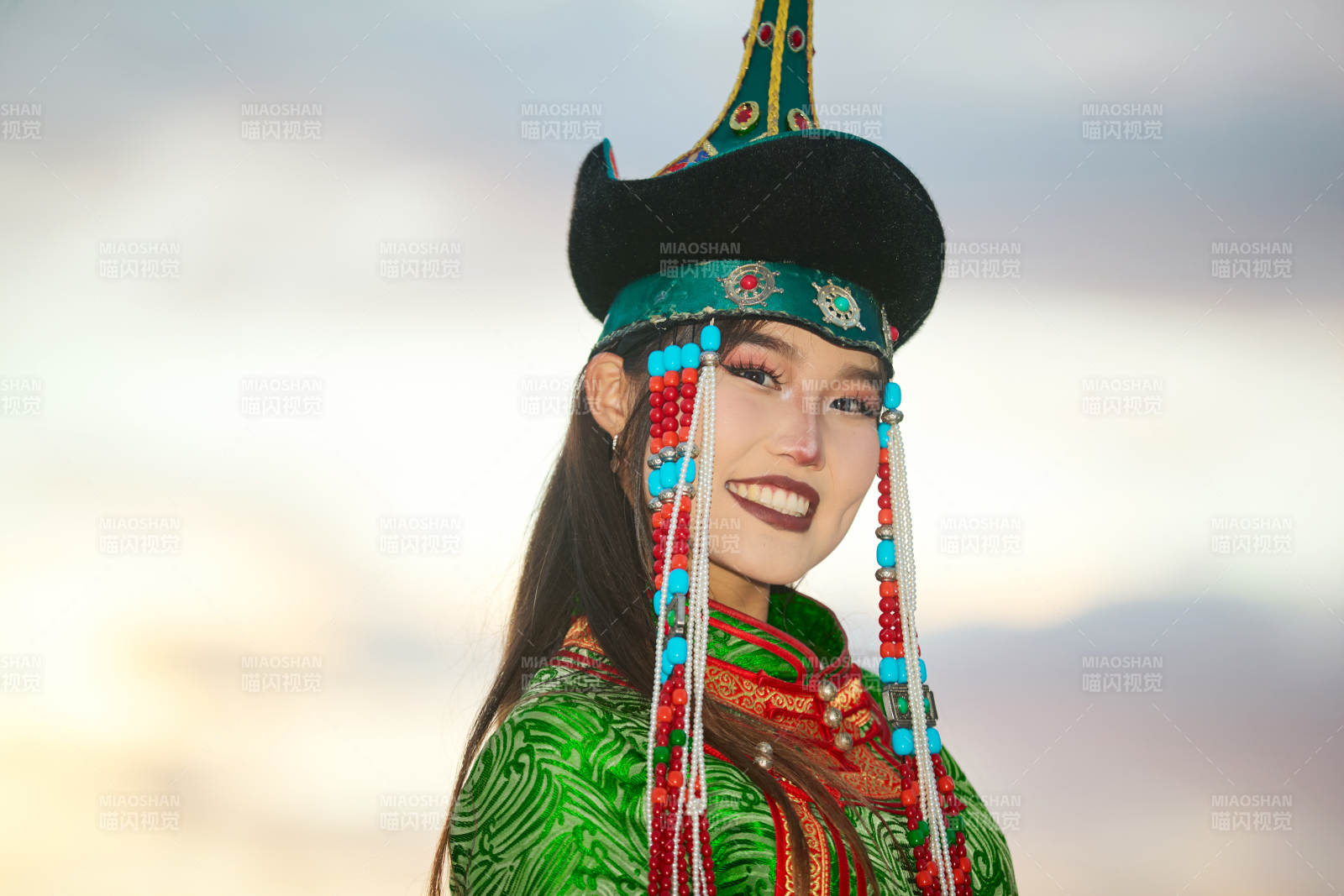 身穿蒙古族部落华丽传统服饰的蒙族姑娘图片