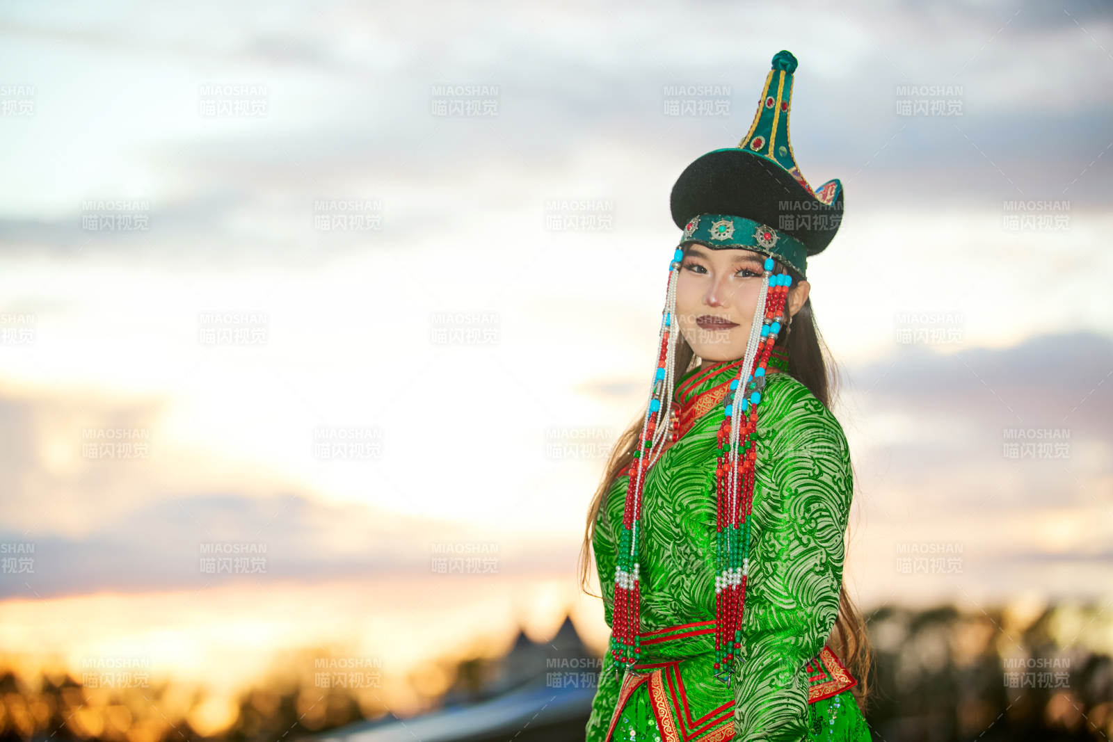 身穿蒙古族部落华丽传统服饰的蒙族姑娘图片