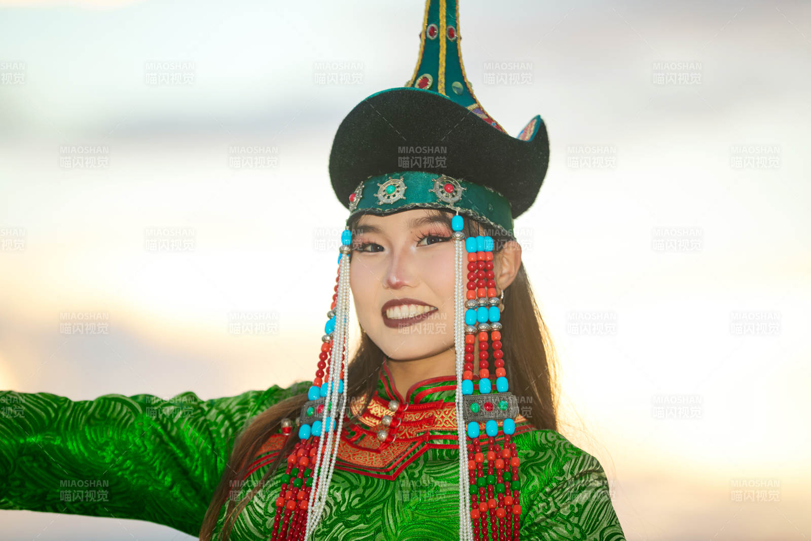 身穿蒙古族部落华丽传统服饰的蒙族姑娘图片