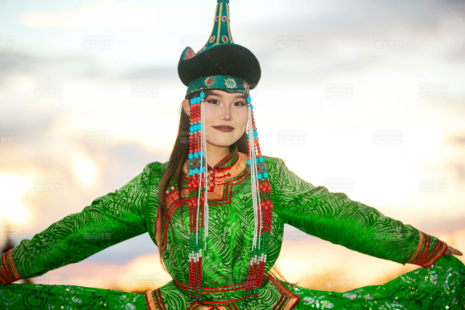 身穿蒙古族部落华丽传统服饰的蒙族姑娘图片