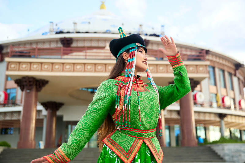 身穿蒙古族巴尔虎部落传统服饰的蒙族姑娘图片