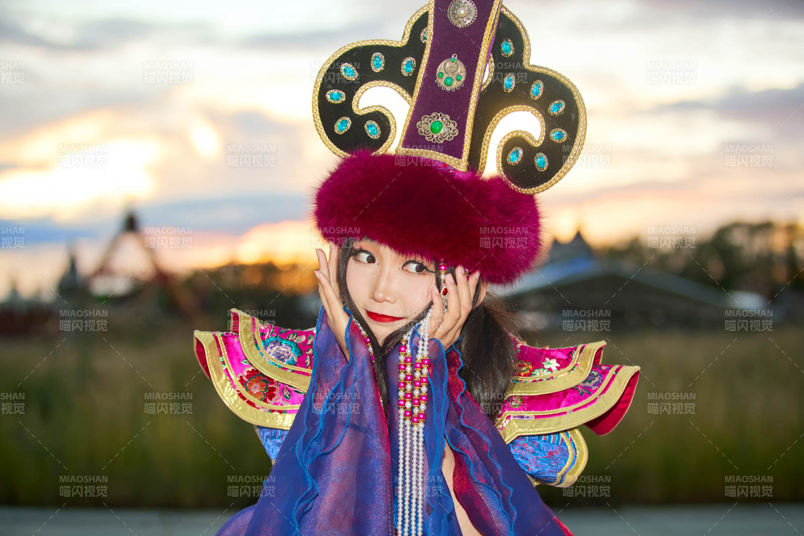 身穿蒙古族部落华丽传统服饰的蒙族姑娘图片