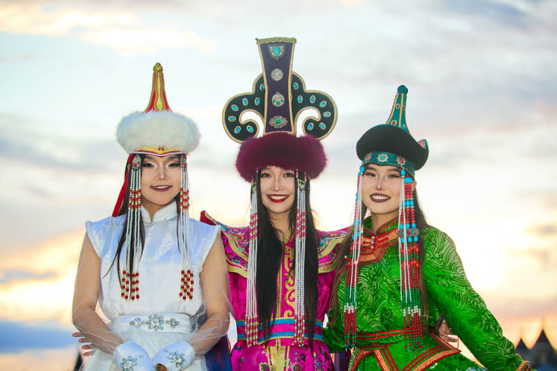 身穿蒙古族部落传统服饰的三位蒙古族姑娘图片