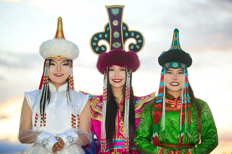 身穿蒙古族部落传统服饰的三位蒙古族姑娘图片