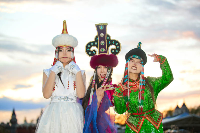 身穿蒙古族部落传统服饰的三位蒙古族姑娘图片