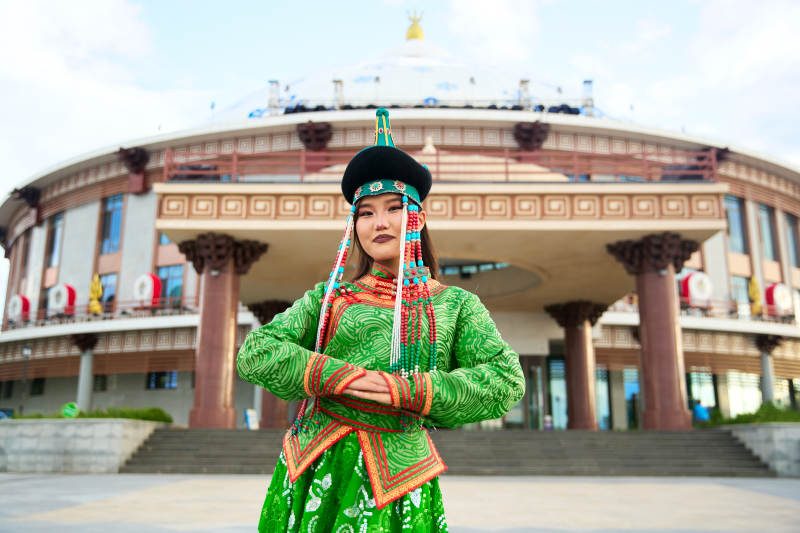 身穿蒙古族巴尔虎部落传统服饰的蒙族姑娘图片