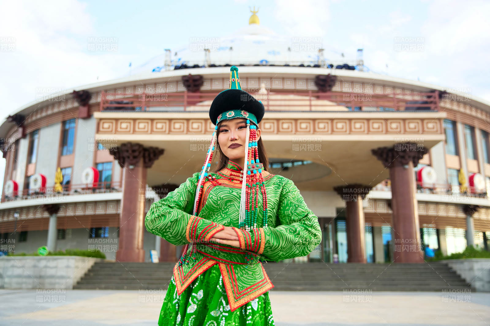 身穿蒙古族巴尔虎部落传统服饰的蒙族姑娘图片