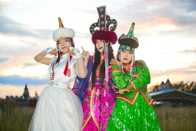 身穿蒙古族部落传统服饰的三位蒙古族姑娘图片