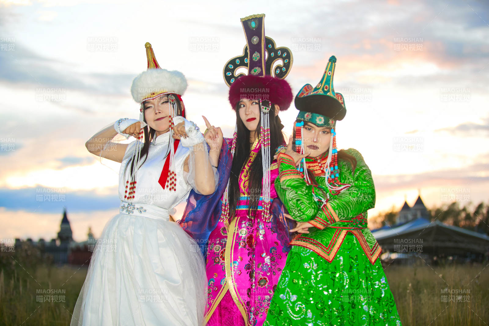 身穿蒙古族部落传统服饰的三位蒙古族姑娘图片