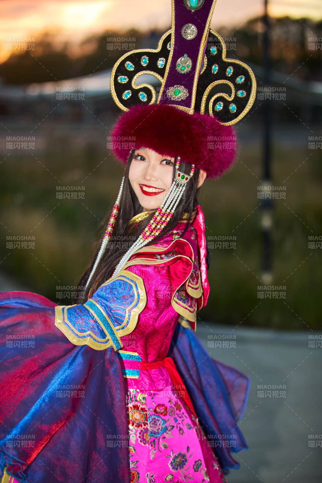 身穿蒙古族部落华丽传统服饰的蒙族姑娘图片