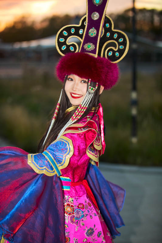 身穿蒙古族部落华丽传统服饰的蒙族姑娘图片