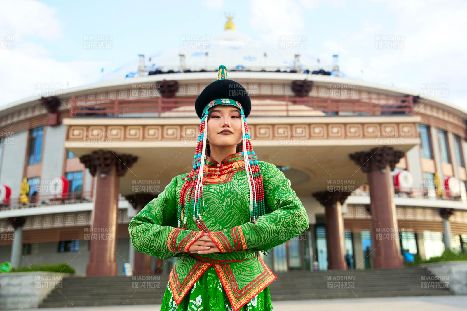 身穿蒙古族巴尔虎部落传统服饰的蒙族姑娘图片