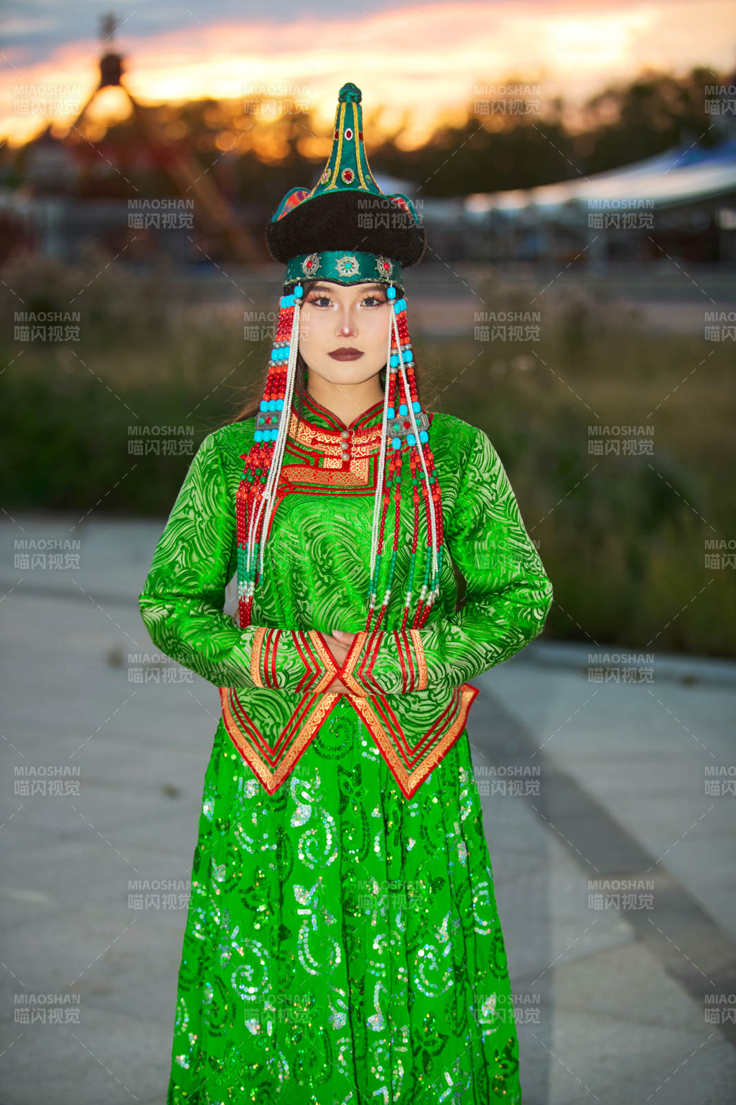 身穿蒙古族部落华丽传统服饰的蒙族姑娘图片