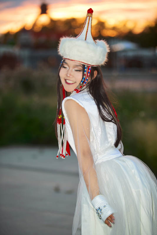 身穿蒙古族部落华丽传统服饰的蒙族姑娘图片