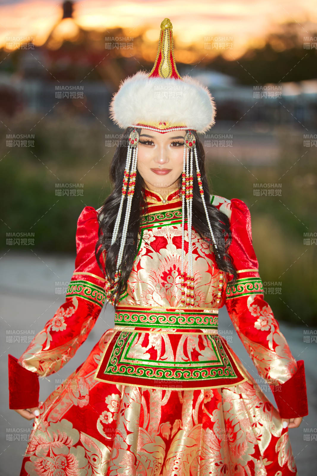 身穿蒙古族部落华丽传统服饰的蒙族姑娘图片