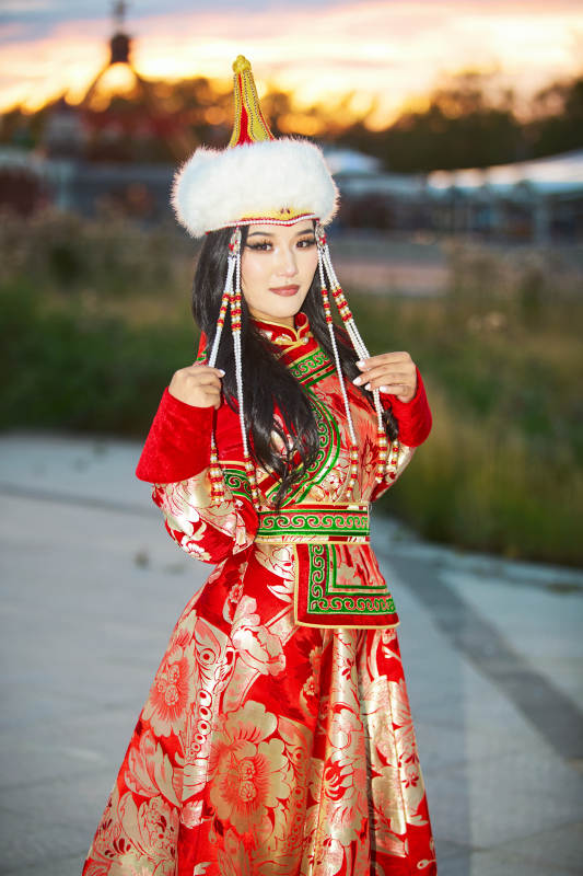 身穿蒙古族部落华丽传统服饰的蒙族姑娘图片