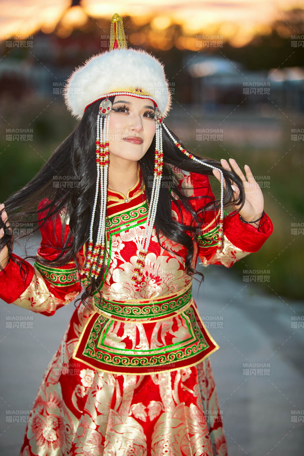 身穿蒙古族部落华丽传统服饰的蒙族姑娘图片