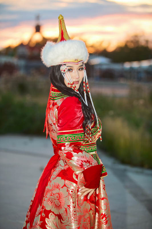 身穿蒙古族部落华丽传统服饰的蒙族姑娘图片