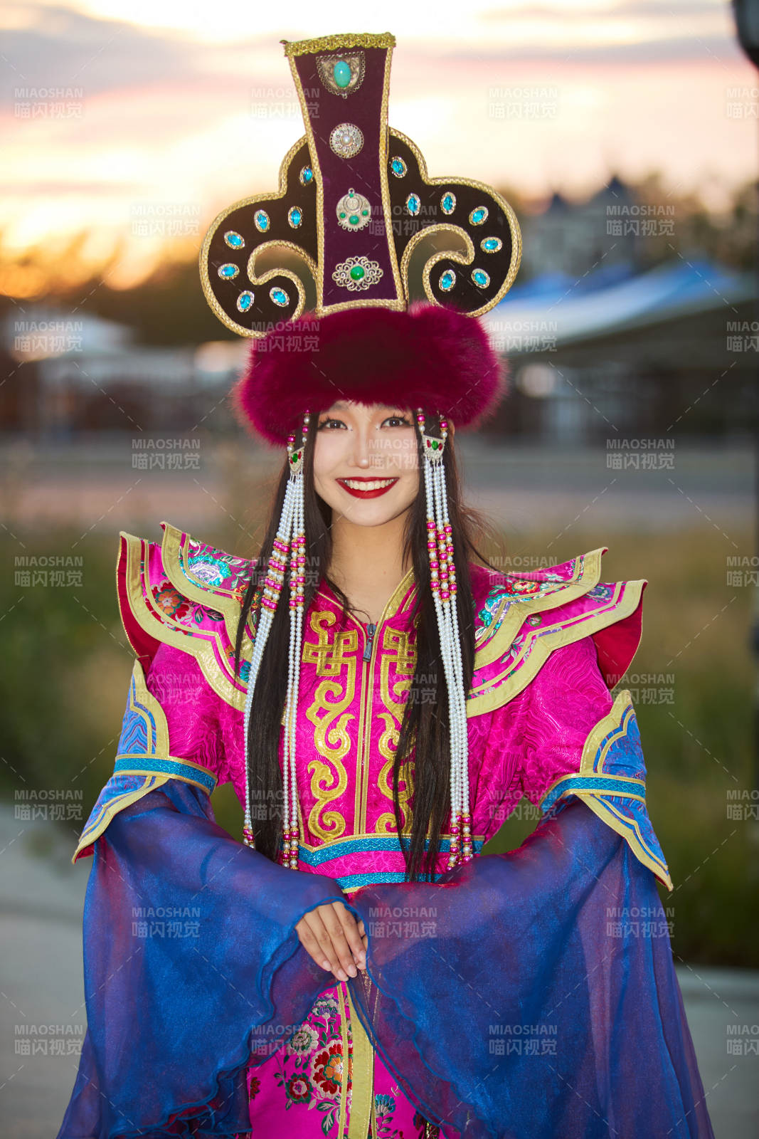 身穿蒙古族部落华丽传统服饰的蒙族姑娘图片