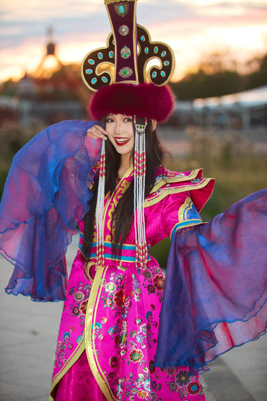 身穿蒙古族部落华丽传统服饰的蒙族姑娘图片