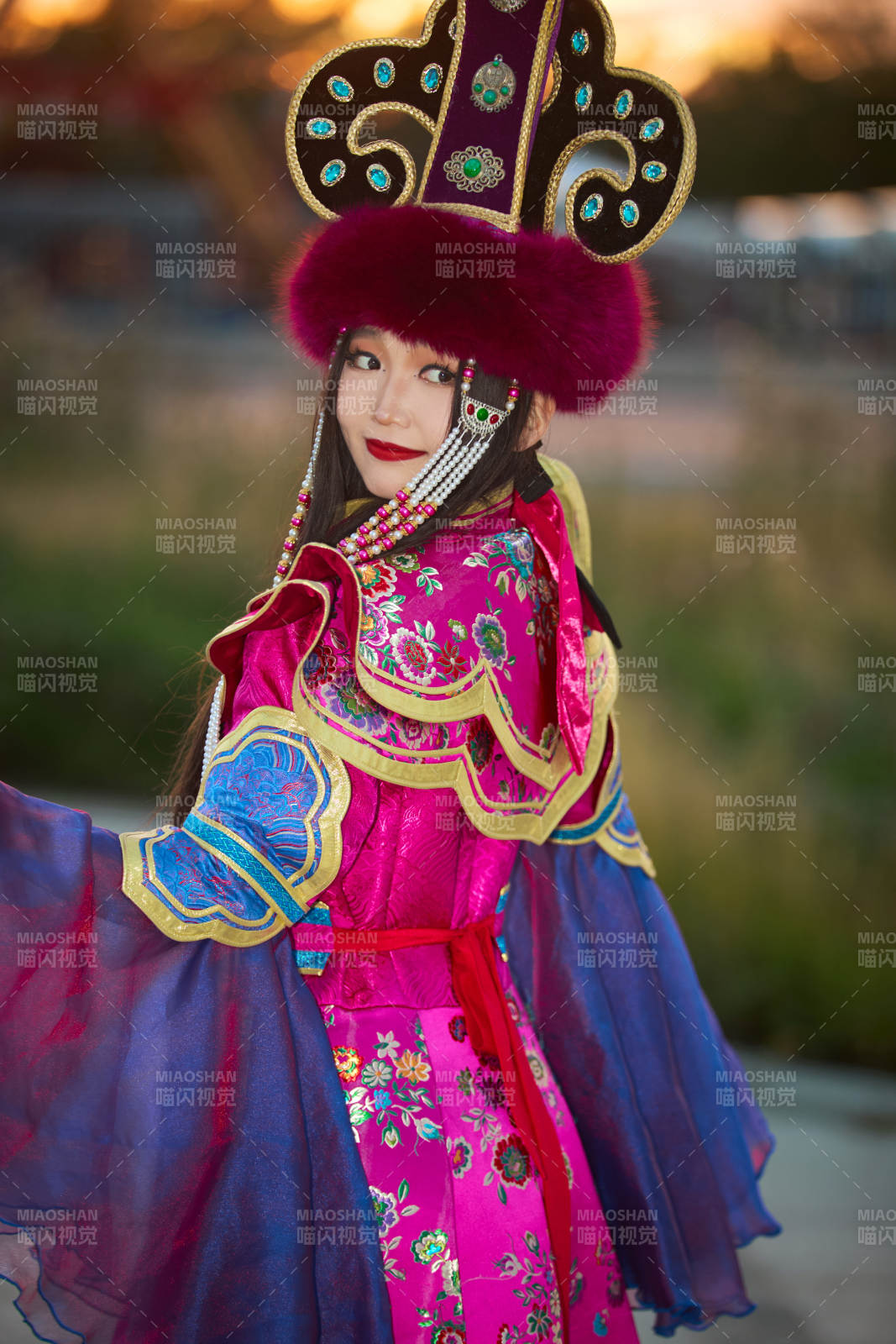 身穿蒙古族部落华丽传统服饰的蒙族姑娘图片