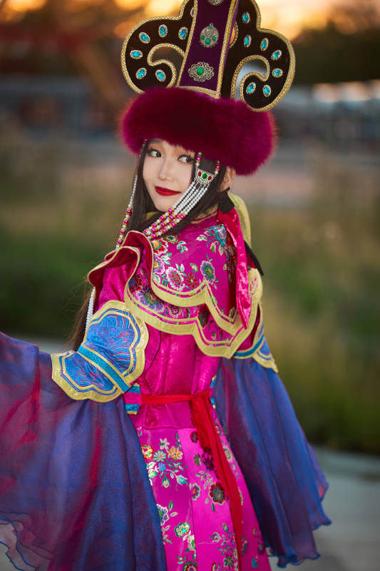 身穿蒙古族部落华丽传统服饰的蒙族姑娘图片