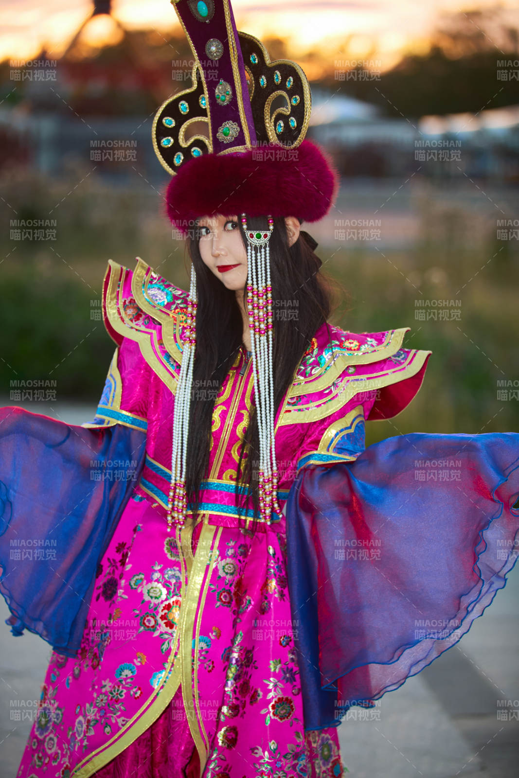 身穿蒙古族部落华丽传统服饰的蒙族姑娘图片