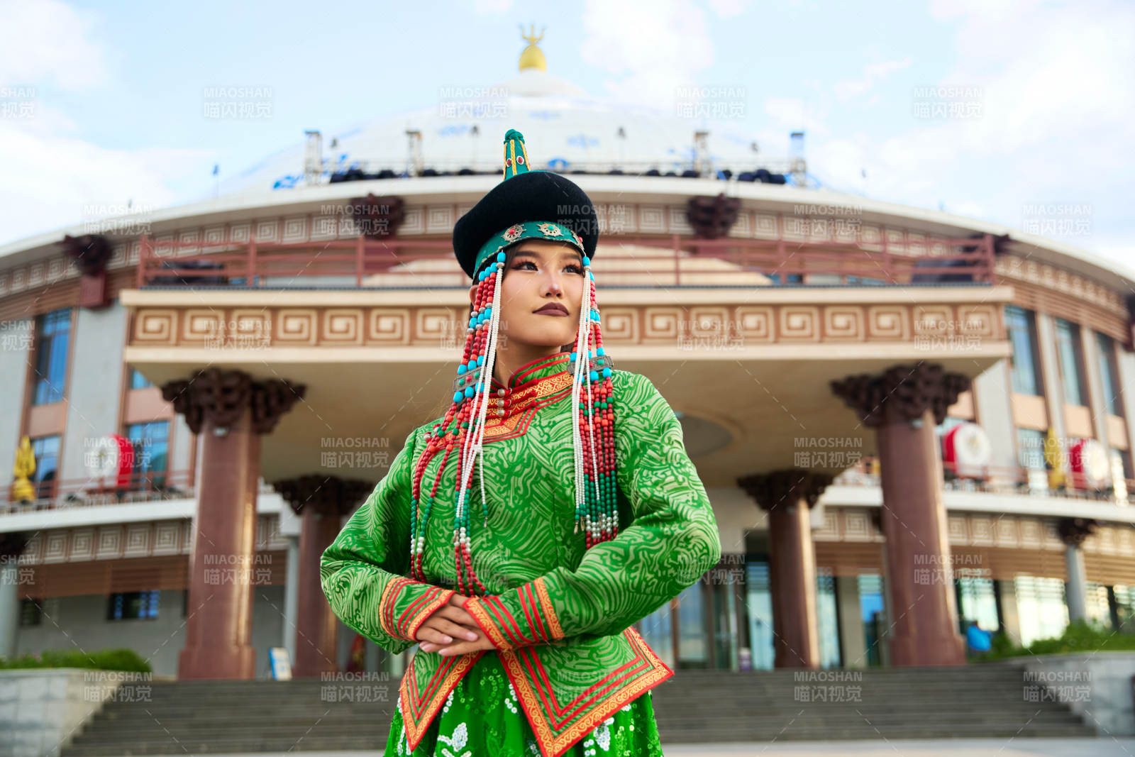 身穿蒙古族巴尔虎部落传统服饰的蒙族姑娘图片