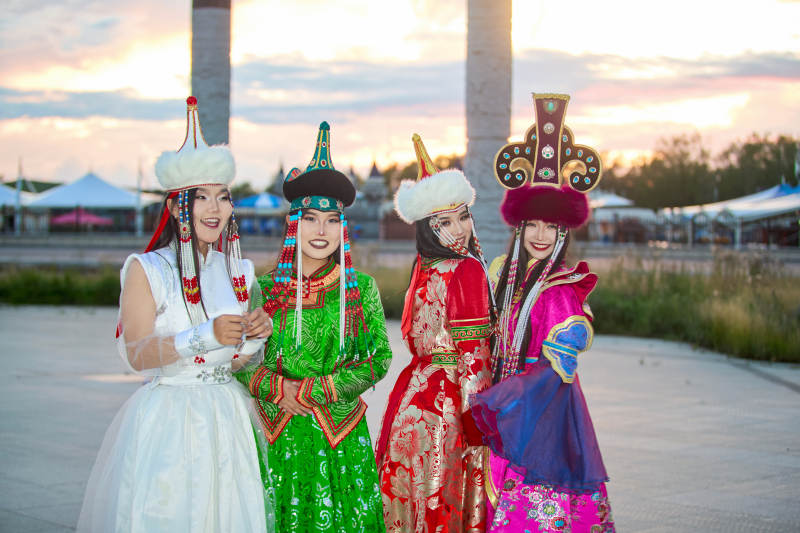 身穿蒙古族部落传统服饰的三位蒙古族姑娘图片